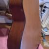 La chitarra con il fondo inappropriato da sostituire